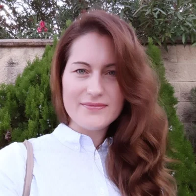 Celia Costea,estratega de marketing digital y ventas para negocios locales.